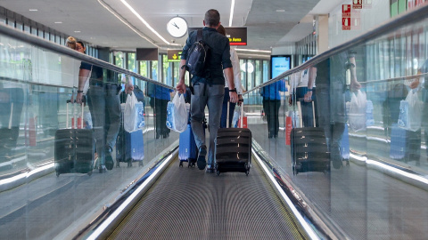 Un pasajero con una maleta en el aeropuerto Adolfo Suárez-Madrid Barajas, en una imagen de archivo.