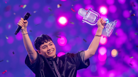 JJ, representante de Austria y ganador del Festival de la Canción de Eurovisión, celebra al sostener el trofeo durante la gran final del 69.º Festival de la Canción de Eurovisión (ESC 2025).
