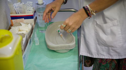 EuropaPress_6159302_enfermera_prepara_vacuna_centro_vacunacion_internacional_madrid_salud_16 Imagen de archivo de una enfermera en el centro de vacunación internacional de Madrid Salud, a 16 de agosto de 2024.