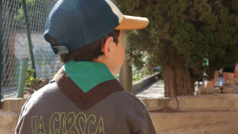 Un infant esperant a marxar de colònies a l'Esplai Trencaclosques. Barcelona, 22 de juny de 2024.