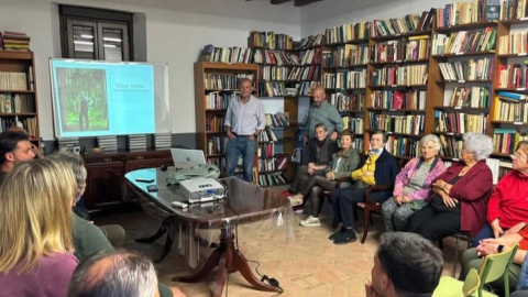 Charla con Juan Delibes en la biblioteca de Azután.