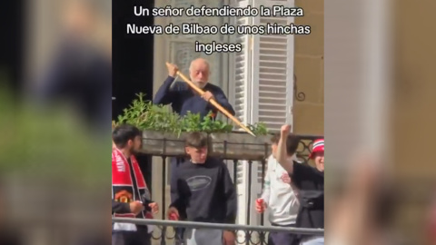 Un señor echa a unos hinchas de un andamio en Bilbao.