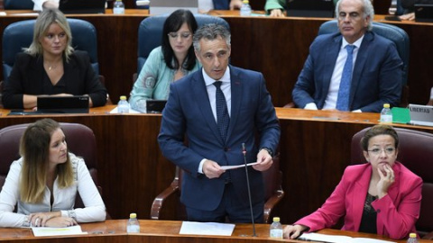 La transfobia de un consejero de Ayuso: "Hay hombres con barba que cambian de sexo por bonificaciones" La transfobia de un consejero de Ayuso: "Hay hombres con barba que cambian de sexo por bonificaciones"