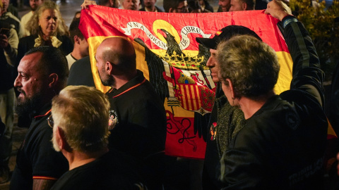 Varias personas sostienen una bandera anticonstitucional durante una manifestación contra Sánchez y Mazón en la Plaza de San Agustín, a 16 de noviembre de 2024, en Valencia.