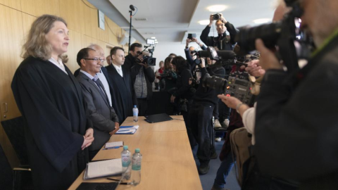 La abogada Roda Verheyen y el demandante Saúl Luciano Lliuya en el Tribunal Regional Superior de Hamm.