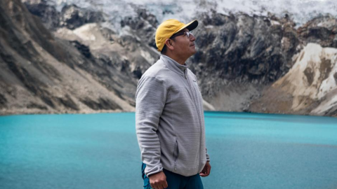 Saúl Luciano Lliuya en la Laguna Palcacocha que está creciendo por el derritimiento del glaciar a causa del cambio climático.