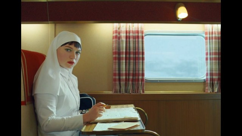 Clip de 'La trama fenicia'. Nueva película de Wes Anderson, que acaba de pasar en Cannes. Un magnate quiere dejar el negocio a su hija, que es monja, pero se ve envuelto en una trama de espionaje. Con la participación de Benicio del Toro, Mia Threapleton, Michael Cera y Tom Hanks. Entre otros