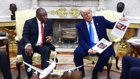 trumpsudafrica Donald Trump muestra las falsas pruebas para denunciar el "genocidio" de granjeros blancos ante Cyril Ramaphosa, presidente de Sudáfrica, el pasado miércoles en el Despacho Oval.