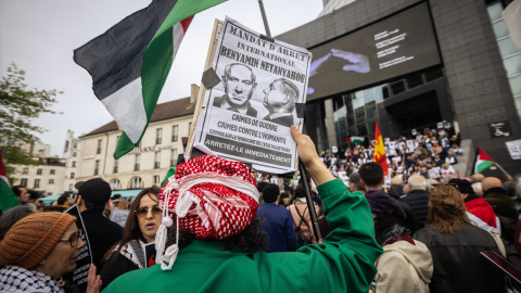 Un manifestante sostiene un cartel con la cara de Benjamin Netanyahu que dice "Orden de Arresto", durante una manifestación en la Plaza de la Bastilla, en París. Un manifestante sostiene un cartel con la cara de Benjamin Netanyahu que dice "Orden de Arresto", durante una manifestación en la Plaza de la Bastilla, en París.