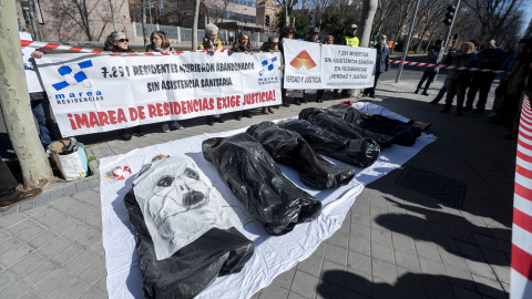 Varias personas participan durante una ‘performance’, de Marea de Residencias y Verdad y Justicia, para protestar por los fallecimientos de mayores durante la pandemia, en las puertas de la Asamblea de Madrid, a 2 de marzo de 2023, en Madrid (España). Varias personas participan durante una ‘performance’, de Marea de Residencias y Verdad y Justicia, para protestar por los fallecimientos de mayores durante la pandemia, en las puertas de la Asamblea de Madrid, a 2 de marzo de 2023, en Madrid (España).
