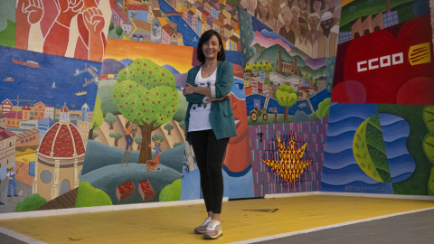 La secretària general de CCOO de Catalunya, davant el mural de la seu del sindicat a Barcelona.
