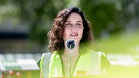 La presidenta de la Comunidad de Madrid, Isabel Díaz Ayuso, interviene durante su visita a las obras de construcción del nuevo Centro de Salud Cerro de Los Gamos, a 23 de mayo de 2025, en Pozuelo de Alarcón, Madrid (España).