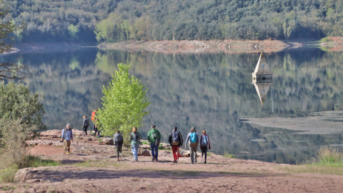 Grups de famílies i amics visiten el pantà de Sau Grups de famílies i amics visiten el pantà de Sau