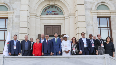 9157a7ec6d655ba1c4b2d1e640555eeab8497e17w El secretario general del PSOE y presidente del Gobierno español, Pedro Sánchez (c), en el marco del consejo semestral de la Internacional Socialista este viernes, en Estambul (Turquía).