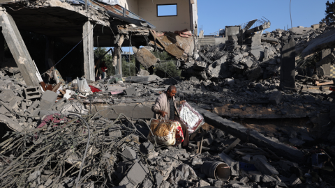 Un hombre palestino en medio de los escombros de una casa destruida por un ataque israelí en el centro de la Franja de Gaza el 24 de mayo de 2025. Un hombre palestino en medio de los escombros de una casa destruida por un ataque israelí en el centro de la Franja de Gaza el 24 de mayo de 2025.