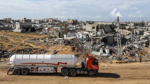 Un camión de combustible entra por el paso fronterizo de Kerem Shalom a la Franja de Gaza. Un camión de combustible entra por el paso fronterizo de Kerem Shalom a la Franja de Gaza.