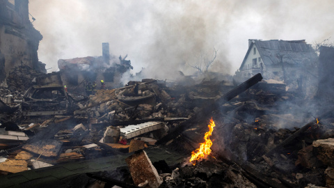 Fuego en los restos de una casa destruída por un ataque ruso en Ucrania en la región de Kiev el 25 de mayo de 2025.