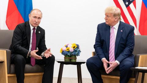 Imagen de archivo de la reunión del presidente de EEUU, Donald Trump, y el presidente de Rusia, Vladímir Putin, a 14 de junio de 2019, en Osaka (Japón).