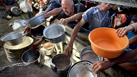 Palestinos aguardan su turno para recibir raciones de comida, distribuida por organizaciones caritativas, en Khan Yunis (Gaza), a 25 de mayo de 2025. Palestinos aguardan su turno para recibir raciones de comida, distribuida por organizaciones caritativas, en Khan Yunis (Gaza), a 25 de mayo de 2025.