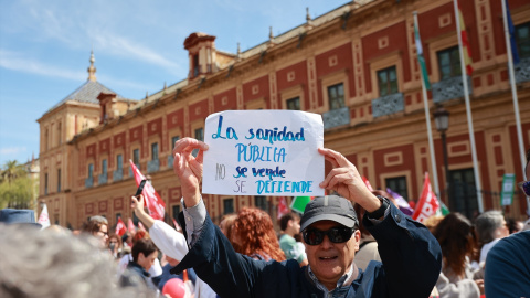 EuropaPress_6626538_manifestacion_defensa_sanidad_publica_sevilla_05_abril_2025_sevilla Manifestación en defensa de la sanidad pública en Sevilla.