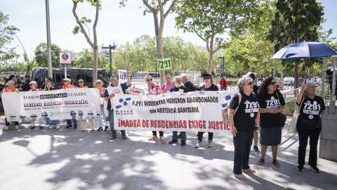 EuropaPress_6750686_varias_personas_concentracion_exigen_verdad_justicia_reparacion_victimas Varias personas exigen verdad, justicia y reparación para las víctimas del covid en las residencias, frente a los Juzgados de Plaza Castilla, a 26 de mayo de 2025, en Madrid.