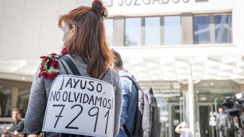 EuropaPress_6750621_varias_personas_concentracion_exigen_verdad_justicia_reparacion_victimas Una de las personas concentradas frente a los Juzgados de Plaza Castilla para denunciar las 7291 muertes que se produjeron en las residencias durante la pandemia, a 26 de mayo de 2025, en Madrid.