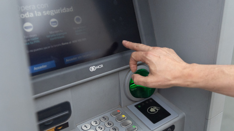 Un hombre utiliza un cajero automático en Madrid. Un hombre utiliza un cajero automático en Madrid.