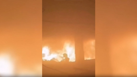 Una imagen que ha dado la vuelta al mundo: Ward, una niña de seis años, huye de las llamas tras un bombardeo israelí contra una escuela en Ciudad de Gaza en la que se refugiaban varias familias.