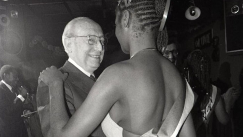 Tierno Galván y Flor Mukudy, fotografiados por Ricardo Martín para ‘El País’.