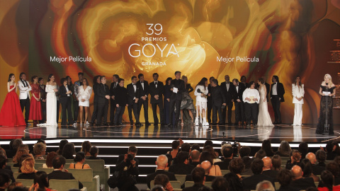 GOYA Los equipos de 'La inflitrada' y 'El 47' tras conocerse el Goya ex aequo a Mejor Película en la 39º edición de los Premios Goya, en el Palacio de Exposiciones y Congresos de Granada, a 8 de febrero de 2025, en Granada, Andalucía (España).
