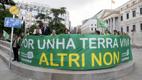 Concentración contra Altri el pasado 8 de mayo frente al Congreso de los Diputados. Concentración contra Altri el pasado 8 de mayo frente al Congreso de los Diputados.