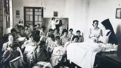 Clases de instrucción primaria y talleres en la Junta Provincial de Sevilla del Patronato de Protección a la Mujer.