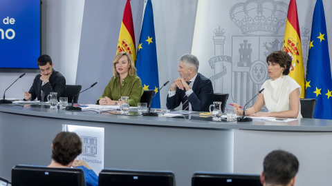 Los ministros Pablo Bustinduy, Pilar Alegría, Fernando Grande-Marlaska y Elma Saiz, durante la rueda de prensa posterior al Consejo de Ministros, en el Complejo de la Moncloa, a 27 de mayo de 2025.