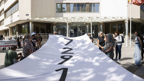 Concentración en los juzgados de Plaza Castilla de familiares de fallecidos en las residencias durante la covid