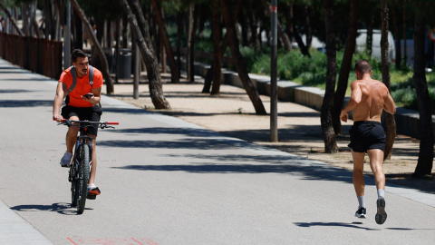 341267f0236dae1b329d118c053547cd9209e7e2 Varias personas hacen deporte en la zona de Madrid Río, a 27 de mayo de 2025.