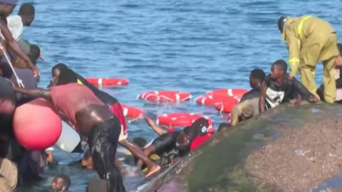 Instante en el que un cayuco vuelca en las proximidades del muelle de La Restinga, en El Hierro, a 28 de mayo de 2025.