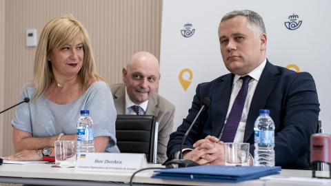 EuropaPress_4488112_directora_relaciones_institucionales_filatelia_leire_diez_castro_1i (Foto de ARCHIVO)La Directora de Relaciones Institucionales y Filatelia, Leire Díez Castro (1i), y el Consejero Diplomático del Presidente de Ucrania, Igor Zhovka (1d), durante la presentación de un sello dedicado a Ucrania, en el Edificio Clara Campoamor Conde de Peñalver, a 30 de mayo de 2022, en Madrid (España). Hoy entra en circulación el sello de correo ‘España con Ucrania. 2022’, después de que el Boletín Oficial del Estado (BOE) haya publicado una resolución de las Subsecretarías de Transportes, Movilidad y Agenda Urbana y de Hacienda y Función Pública sobre su emisión y puesta en circulación. La distribución a los puntos de venta cesará el 31 de diciembre de 2024, aunque conserva indefinidamente su valor a efectos de franqueo.A. Pérez Meca / Europa Press30 MAYO 2022;MADRID;CORREOS;SELLO;UCRANIA;EDIFICIO CLARA CAMPOAMOR30/5/2022