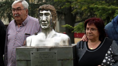 Els pares de Josep Maria Isanta al costat del seu monument, en la presentació dels actes dels 20 anys