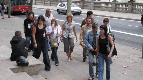 Imatge de la família Isanta i amics arribant a l'Audiència de Barcelona