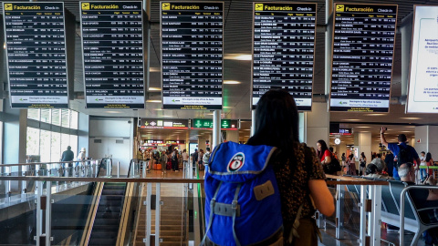 EuropaPress_5367388_mujer_mochila_observa_paneles_facturacion_aeropuerto_adolfo_suarez_madrid Una mujer con una mochila observa los paneles de facturación en el aeropuerto Adolfo Suárez-Madrid Barajas, a 4 de agosto de 2023, en Madrid.