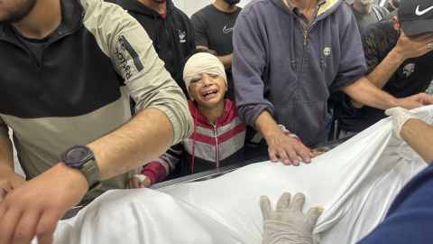Familiares de las víctimas acuden a la morgue del Hospital al Shifa, después de un bombardeo israelí el pasado lunes.