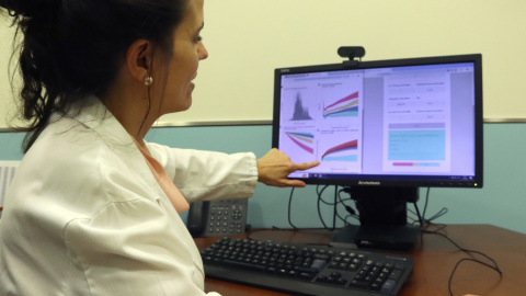 La doctora Carmen Tur, neuròloga i investigadora de Vall d'Hebron, mostra el model capaç de predir l’evolució de l’esclerosi múltiple, en una consulta del Cemcat La doctora Carmen Tur, neuròloga i investigadora de Vall d'Hebron, mostra el model capaç de predir l’evolució de l’esclerosi múltiple, en una consulta del Cemcat