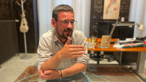 L'alcalde de Girona, Lluc Salellas, durant l'entrevista amb 'Públic'.