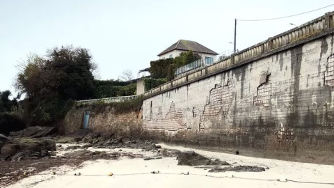 chaletmujerfeijoo Aspecto del chalet de la pareja de Feijóo desde la playa de O Con.