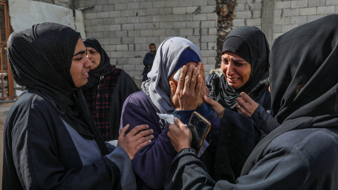 20 de marzo de 2025, Territorios Palestinos, Khan Yunis: Mujeres lloran a sus seres queridos, asesinados por Israel durante su bombardeo nocturno sobre Gaza, tras recibir sus cuerpos en la morgue del Hospital Nasser para su entierro. Foto: Abed Rahim Khatib/dpaFoto de archivoFirma: Abed Rahim Khatib / dpa - Solo para uso en España