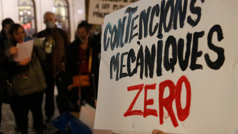 Imatge d'arxiu d'una manifestació contra les contencions mecàniques de reclusos a les presons catalanes Imatge d'arxiu d'una manifestació contra les contencions mecàniques de reclusos a les presons catalanes