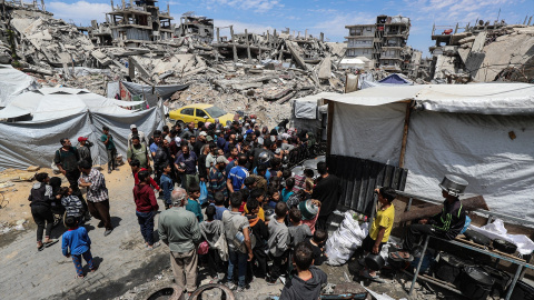 Palestinos haciendo cola para recibir comida en Beit Lahia, al norte de la Franja de Gaza.