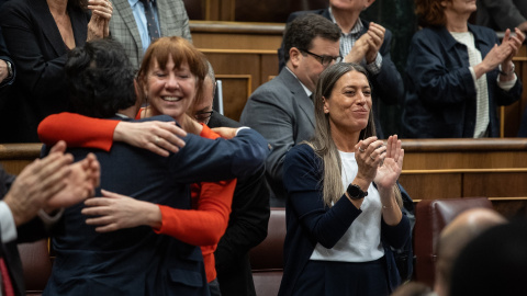 Los diputados de Junts se abrazan en el Congreso después de que se apruebe la ley de amnistía el 14 de marzo de 2024. Los diputados de Junts se abrazan en el Congreso después de que se apruebe la ley de amnistía el 14 de marzo de 2024.