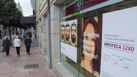 Anuncio de hipotecas en el escaparate de una sucursal bancaria. Anuncio de hipotecas en el escaparate de una sucursal bancaria.