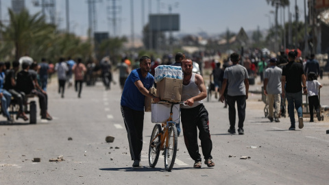 netzarim Dos palestinos transportan ayuda humanitaria en el corredo de Netzarim este pasado jueves.